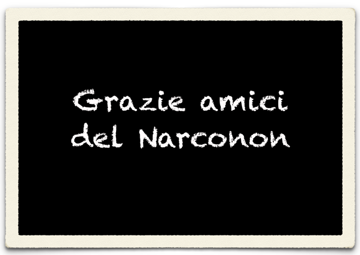 “grazie amici del Narconon“ scritto alla lavagna